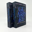 Zwei Bücher mit dem Titel „Guarded: Die Beschützer“ von Brynne Asher. Dunkles Cover mit blauen und lila Elementen.