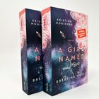 Zwei Bücher mit dem Titel "A Girl Named Josie" von Kristina Moninger, der Aufkleber "SPIEGEL Bestseller Autorin".