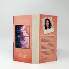 Buchrücken mit den Texten: Avery's Story, Isabella's Story, Edina's Story, Lee's Story. Enthält ein Foto von einer lächelnden Frau.