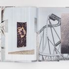 Links sind kleine Illustrationen und Texte. Rechts bilden Fotos eine Achterbahn und abstrakte Muster.