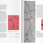 Texte: „De- und Re-Semantisierung von Spur und Geste“, „Semiosen“. Links: Zwei rote Bilder mit schwarzen Rissen. Rechts: Bild von Asphalt mit Rissen.