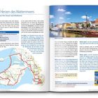 "Im Herzen des Wattenmeers" in großer Schrift. Oben rechts ein Foto des Hafens von Husum mit bunten Gebäuden und Booten. Links eine Karte mit einer roten Route markiert.