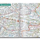 Auf einer Doppelseite befinden sich oben Texte über eine Wanderroute, Bilder der Landschaft und Blumen sowie eine Karte unten.