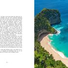 Linke Seite: Text über Inselleben und Paradoxen. Rechte Seite: Foto einer malerischen Bucht mit klarem Wasser und weißem Sand.