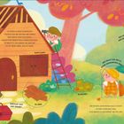 Texte: "Was ist im Rucksack?", "Versteckt sich hier jemand?", "Oh, nein!", "Klopf, klopf!", "Wer hat sich hier versteckt?", "Was macht das dritte kleine Schweinchen hier?", "Schau mal!"  
Illustration: Ein Schweinchen baut ein Haus aus Holz, leuchtende Farben und Bäume.