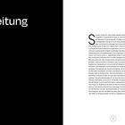 Links steht groß "Einleitung" auf schwarzem Hintergrund. Rechts ein Text über Armbanduhren und ihre Geschichte.