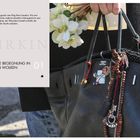 Texte: "BIRKIN", "EINE BEGEGNUNG IN DEN WOLKEN 01", Beschreibung einer Tasche. Eine Hand hält eine schwarze Tasche, daran hängen Blumen und Perlenanhänger.
