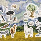 Tiersticker vor einem impressionistischen Hintergrund mit Elefant, Flamingo, Lama, Baum, Vogel und anderen Tieren.