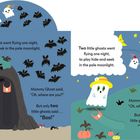 Drei kleine Geister spielen im Mondlicht. Fledermäuse fliegen. "Oh, where are you?" fragt Mama Geist. Ein Geist sagt "Boo!".