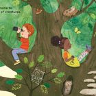 Illustration von Kindern in einem Baum. Ein Junge schaut durch ein Fernglas, ein Mädchen liest. Tiere überall.