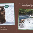 „Hi there!“ steht in einer Sprechblase bei einem stehenden Bären im Schnee. Mehrere Bären fischen an einem Wasserfall.