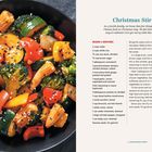 "Christmas Stir-Fry" Rezept mit Zutatenliste und Zubereitungsschritten. Links farbenfrohes Wok-Gemüse mit Sesam.