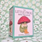 "The Little Frog Mini Figurine" und "Maybell Eequay" stehen auf der Verpackung. Illustration eines Frosches mit Fliegenpilzhut.