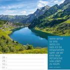 Text: "Wenn Berge da sind, weiß ich, dass ich da hinaufgehen kann, um mir eine neue Perspektive vom Leben zu holen. Hubert von Goisern." Kalenderseite mit Landschaftsbild: Ein türkisblauer See, umgeben von grünen Bergen. Unten sind Wochentage vom 28. Juni bis 4. Juli 2027 aufgelistet.