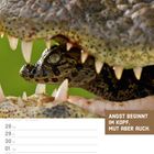 "Angst beginnt im Kopf, Mut aber auch." Ein Krokodiljunges im Maul eines großen Krokodils, Kalender mit Datum.