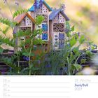 Juni/Juli 2027 Kalender: 26. Woche, Tage von 28. Juni bis 4. Juli. Insektenhotel in buntem Garten mit Blumen.