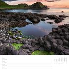 Giant’s Causeway, Nordirland. Kalenderseite: 28. Juni - 4. Juli, 26. Woche. Basaltsäulen am Meer bei Sonnenuntergang.