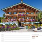 Kalenderseite für Woche 26, 2027. Gasthaus in Aurach bei Kitzbühel. Traditionelles Gebäude mit bunten Blumen.