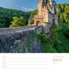 26. Woche, Juni/Juli 2027. Eine Burg auf einem Hügel mit grüner Landschaft und einem blauen Himmel.