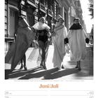 Juni/Juli. Drei Frauen präsentieren Mode auf den Champs-Élysées, Paris 1953. Kalenderdaten unten.