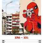 Juni - Juli. KW26/2027. Illustration eines Superhelden mit Kamera. Häuser im Hintergrund.