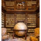 29 JULI; MO 19, DI 20, MI 21, DO 22, FR 23, SA 24, SO 25. Eine Bibliothek mit Globus und antiken Sesseln.