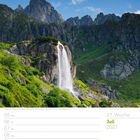 27. Woche, Juli 2027. Ein Wasserfall fließt durch grüne, felsige Berghänge unter klarem blauen Himmel.