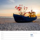 Überschrift "27. Woche Juli 2027". Ein Fischerboot mit roten Fahnen am Ostseestrand bei Sonnenaufgang.