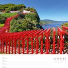 "Torii des Motonosumi-Inari-Schreins in Nagato - Präfektur Yamaguchi. Kalenderblatt mit markiertem 11. Juli. Rote Torii am Meer."
