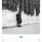 Juli 05 Mo, 06 Di, 07 Mi, 08 Do, 09 Fr, 10 Sa, 11 So. Paar vor mit Efeu bewachsener Wand.