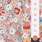 Kalender vom 5. bis 11., 27. Juli markiert. Florales Muster in Rot, Schwarz und Weiß.