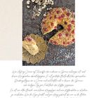 Aufschrift: Beschreibung eines Kuchens, der in Spanien zu Dreikönig gefeiert wird. Bild: Kuchen mit roten Kirschen und Zucker.