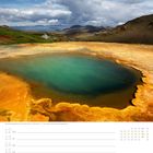 Kalenderblatt: Geothermalgebiet Nesjavellir - Südisland. Foto eines türkisfarbenen Sees mit gelben, erdigen Rändern.