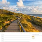 28. Woche, Juli 2027. Kalender mit Strandweg in Dünenlandschaft, blauem Himmel und weißen Wolken.