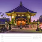 28. Woche, Juli. Kalenderbild eines traditionellen japanischen Tempels bei Sonnenuntergang, lila Himmel, beleuchtet.