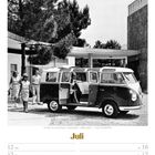 Juli. Ein VW Bus vor einem Motel, 1950er-Jahre. Menschen steigen ein. Retro-Fahrzeug mit Bäumen und Gebäuden im Hintergrund.