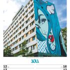 "Juli" steht groß in der Mitte. Illustration eines Gebäudes mit riesigem Porträt einer Frau in Pop-Art-Stil.