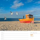 Kalenderseite: 19.–25. Juli 2027. Foto: Strand mit Boot und Möwen, blauer Himmel.
