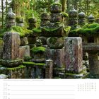 Text: "Friedhof Okunoin von Kōya-san - Präfektur Wakayama". Moosbewachsene Steinstatuen in einem grünen Wald.