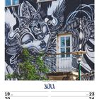 JULI. 19 MO, 20 DI, 21 MI, 22 DO, 23 FR, 24 SA, 25 SO, KW29/2027. Wandgemälde mit Gesicht, Flügeln und einer Fensterfront.