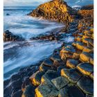 32 AUGUST, MO 09, DI 10, MI 11, DO 12, FR 13, SA 14, SO 15; Giant’s Causeway: Sechseckige Basalt-Säulen am Meer bei Sonnenuntergang.