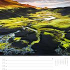 Kalenderseite: Juli und August, Woche 30. Szene: Leuchtendes Moos und schwarze Hügel mit einem Fluss.