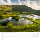 26 Mo, 27 Di, 28 Mi, 29 Do, 30 Fr, 31 Sa, 01 So, Juli, August. Hauptkrater auf der Insel Corvo, grüne Hügel und Seen.