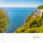 Juli/August 2027. Kalenderwoche 30. Blick auf ein Meer mit weißen Klippen und grünen Bäumen unter einem klaren blauen Himmel.