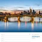 30. Woche, Juli/August 2027, Skyline von Frankfurt am Main bei Dämmerung. Kalenderansicht mit Brücke über Wasser.
