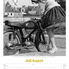 Juli/August, Frau im Petticoat-Kleid neben Motorrad. Kalender mit Wochentagen und Nationalfeiertag (CH). KW30/2027.