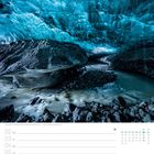 Eishöhle im Gletscher Vatnajökull, Südisland. Eisige, blaue Höhle mit fließendem Wasser und Steinen. August-Kalenderblatt.