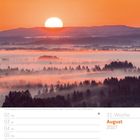 31. Woche, August 2027. Datum: 02 bis 08. Sonnenaufgang über nebligen Wäldern, orangefarbener Himmel.