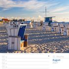 August 2027 Kalenderseite; 31. Woche. Strandkörbe am Strand auf Sylt unter blauem Himmel.