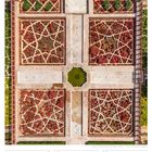 08 So, 31. Woche 2027, AUGUST. Kalenderansicht mit geometrischen Gärten von oben in Rot- und Brauntönen.